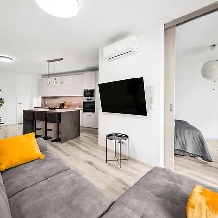 Stylish Flat - Balcony & Private Parking 아파트