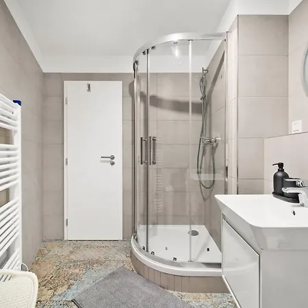Stylish Flat - Balcony & Private Parking 브라티슬라바