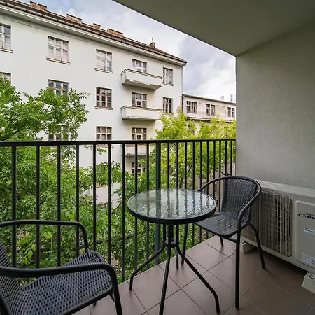 Stylish Flat - Balcony & Private Parking 아파트 *