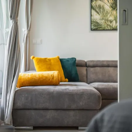 Stylish Flat - Balcony & Private Parking