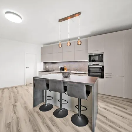 Stylish Flat - Balcony & Private Parking *