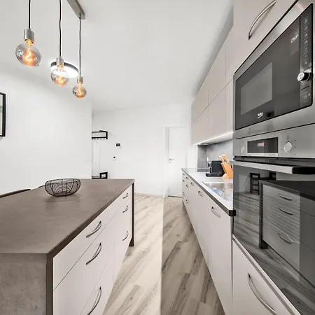 아파트 Stylish Flat - Balcony & Private Parking *