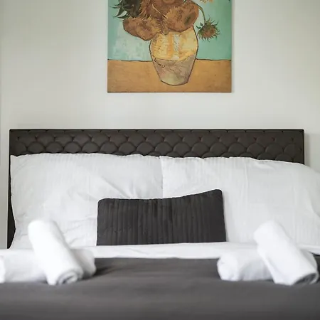 아파트 Stylish Flat - Balcony & Private Parking *