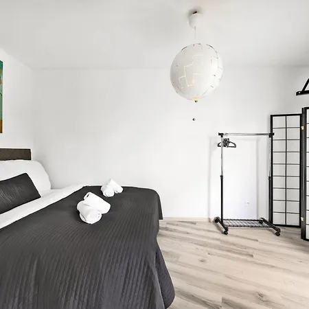 Stylish Flat - Balcony & Private Parking 아파트