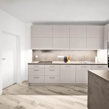 아파트 Stylish Flat - Balcony & Private Parking *