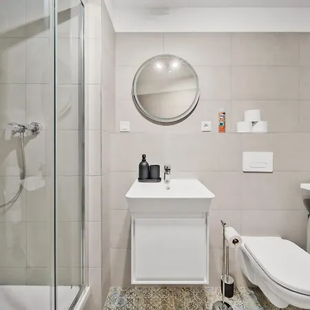 Stylish Flat - Balcony & Private Parking 아파트